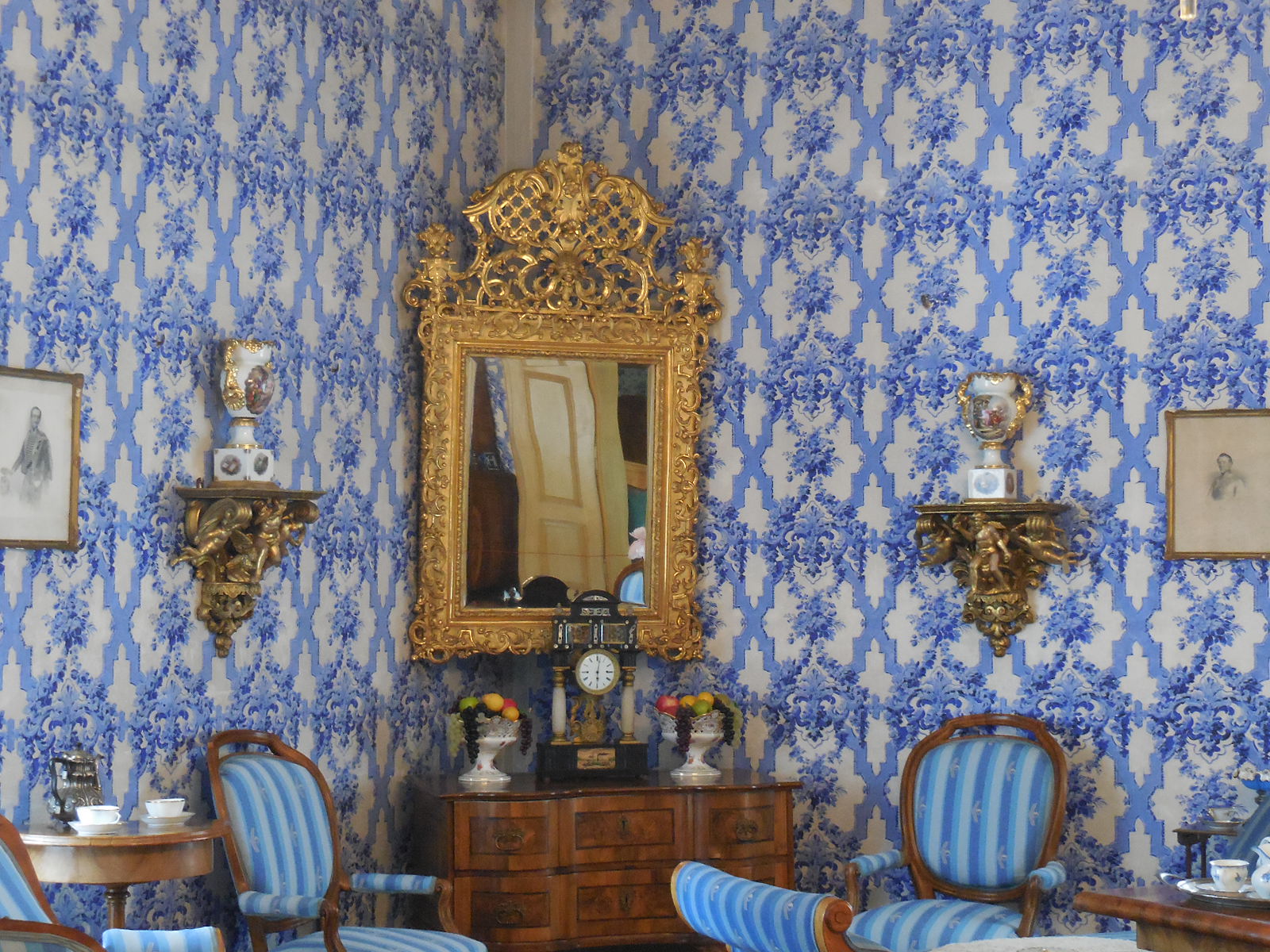 HrubyR17int65BlueSalon