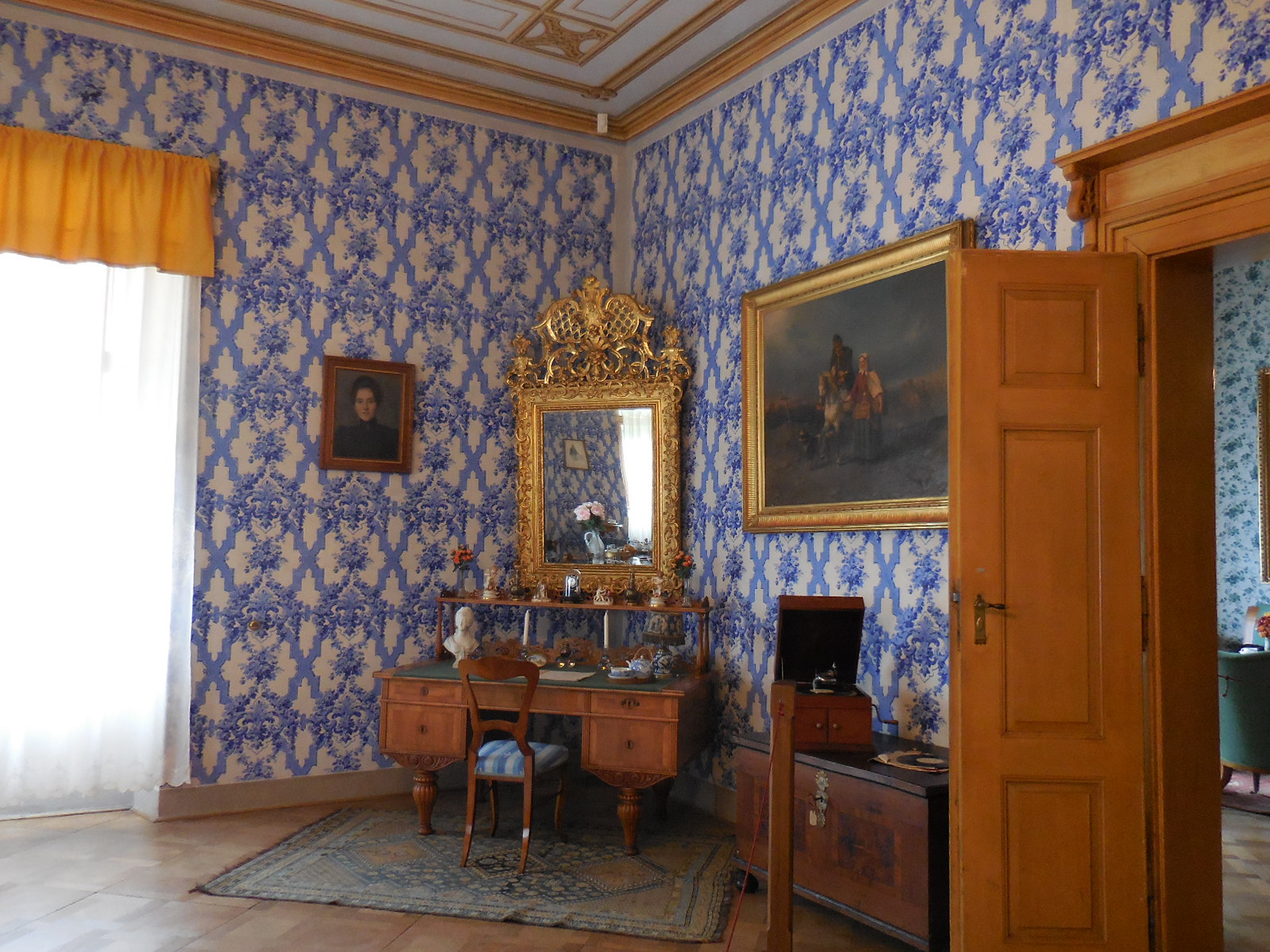 HrubyR17int66BlueSalon