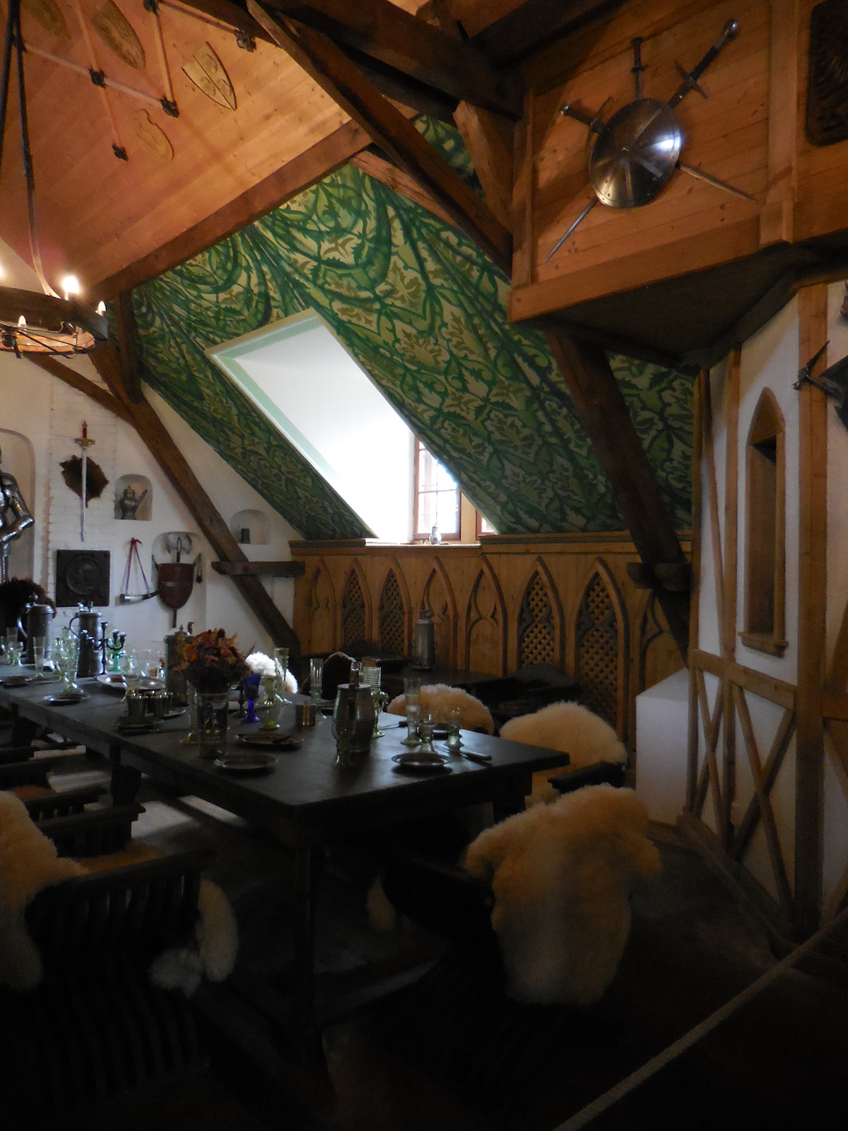 CervenyUjezdintdining57