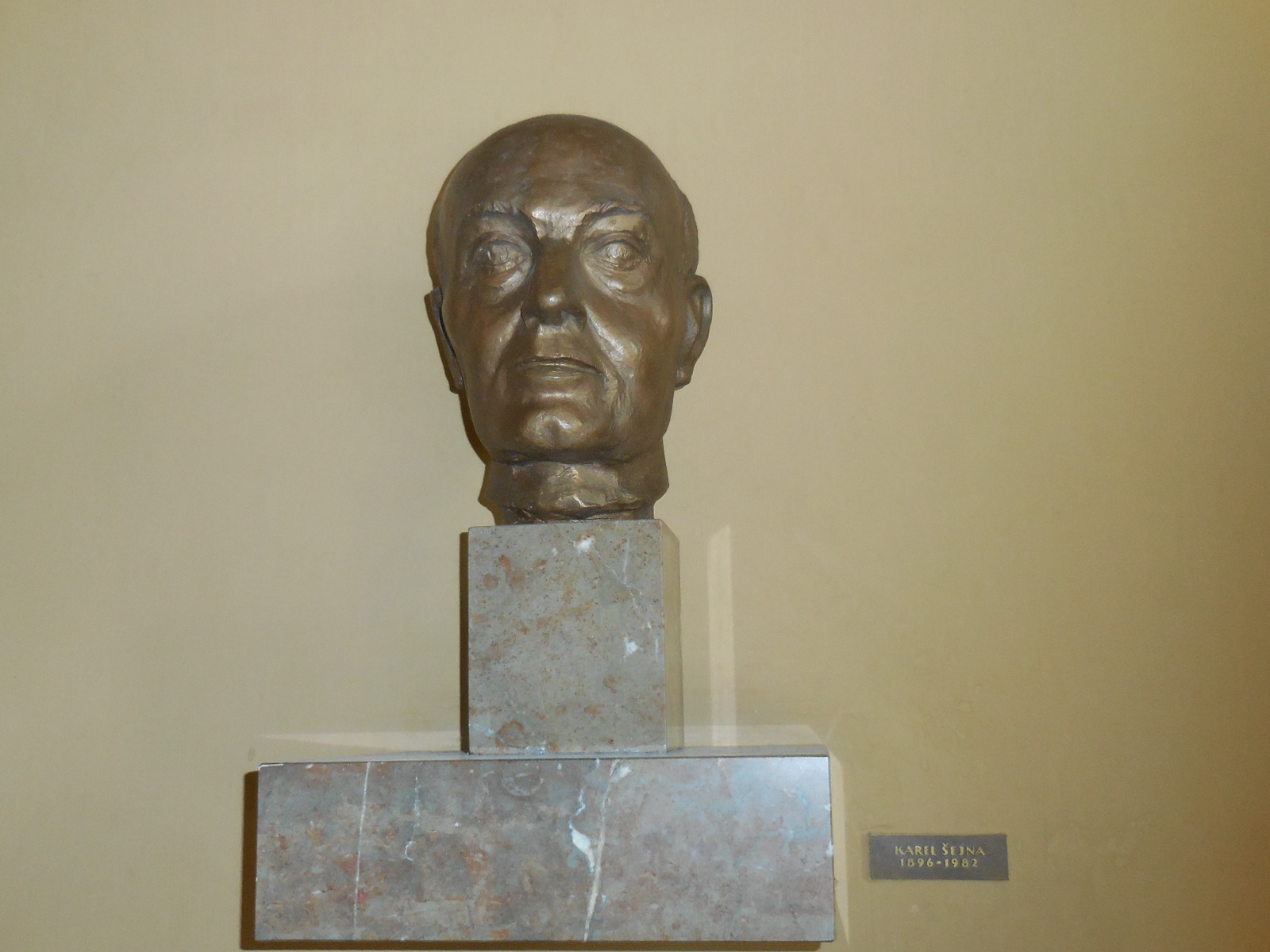 Rudolfinumbust1