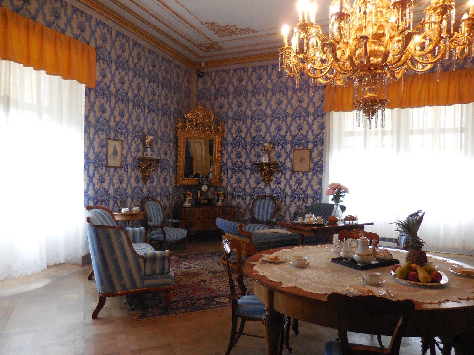 HrubyR17int64BlueSalon